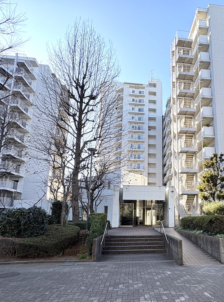 【エントランス】 植栽が綺麗に手入れされたエントランスの様子です。