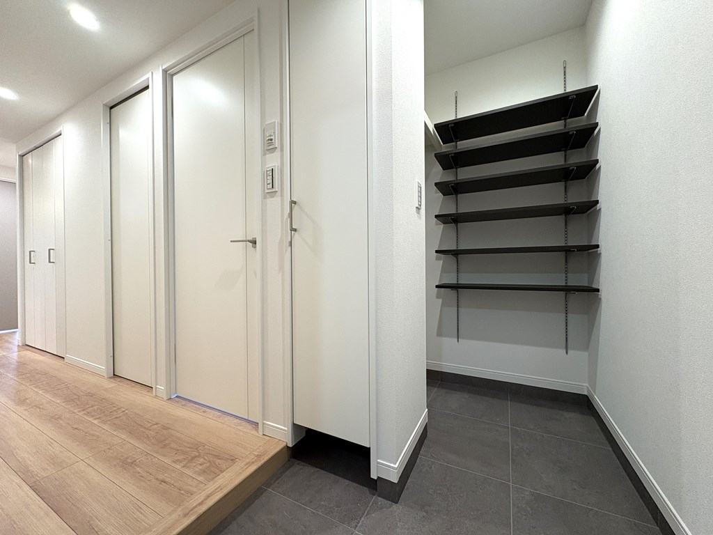 【シューズインクローク】 玄関横にはシューズインクロークがプランニングされています。ベビーカーやゴルフ用品等を置いていただけます。