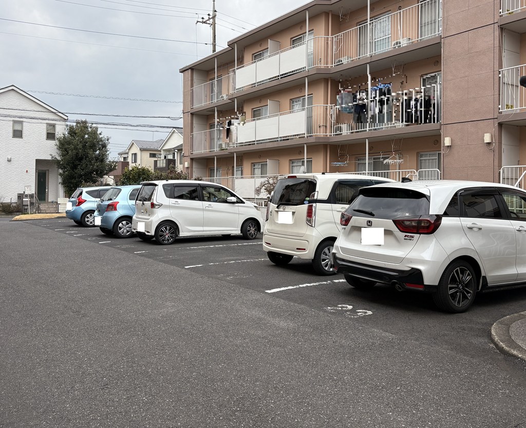 【駐車場】 駐車場の様子です。月額 5000円。空き状況は随時ご確認ください。