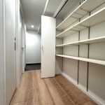 【大型廊下収納】 廊下に設けられた大型の収納部分の様子です。扉付きです。