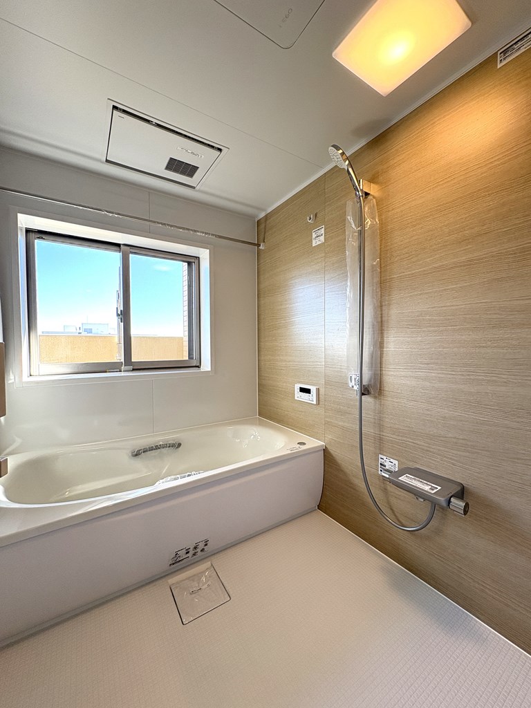 【浴室】 寛げる浴室は追い炊き機能、浴室換気乾燥機能付きで快適なバスタイムをお過ごしいただけます。