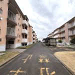 【敷地内】 敷地内の様子です。道路が広く設計されています。