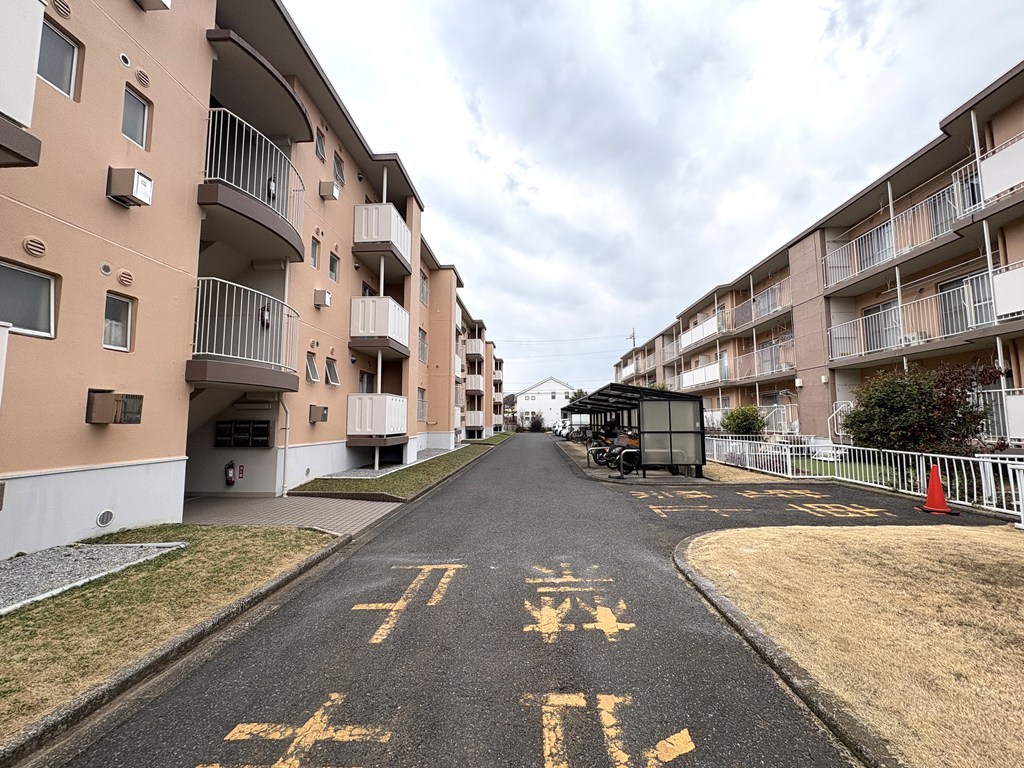 【敷地内】 敷地内の様子です。道路が広く設計されています。