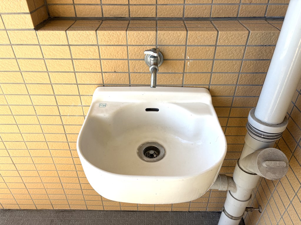 【スロップシンク】 バルコニーにスロップシンクがあるのでバルコニーのお掃除もしやすいです。
