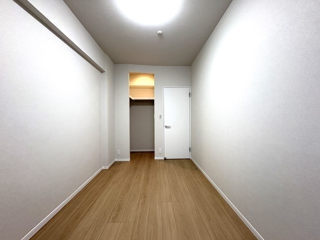 【洋室】 全てのお部屋に収納完備。家具を置かなくても洋服が収納できます。