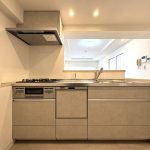 【キッチン】 対面式のシステムキッチン。食洗機完備なので後片付けもはかどります。