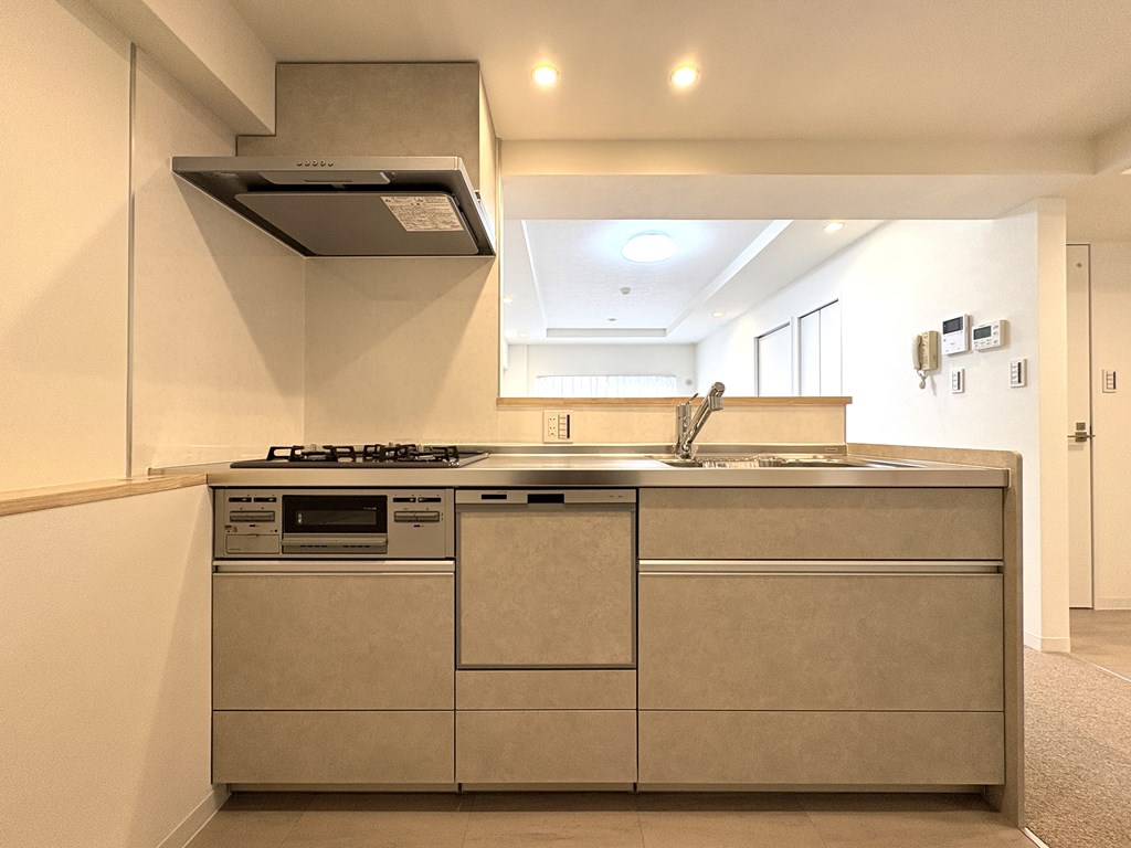 【キッチン】 対面式のシステムキッチン。食洗機完備なので後片付けもはかどります。