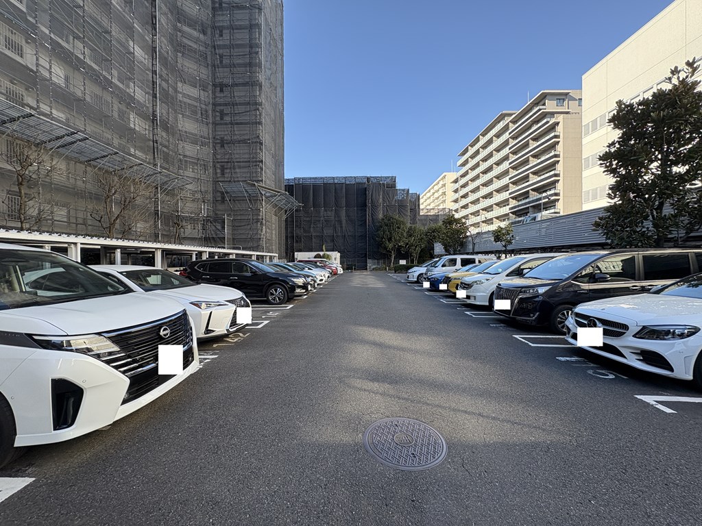 【駐車場】 駐車場の様子です。空き状況は随時ご確認ください。