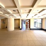 【エントランスホール】 広々としたエントランスホールの様子。ゆとりを感じる素敵な空間です。