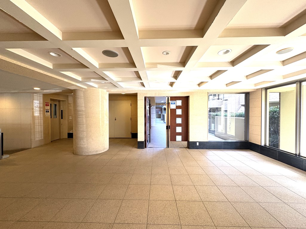 【エントランスホール】 広々としたエントランスホールの様子。ゆとりを感じる素敵な空間です。