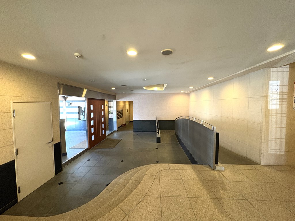 【エントランスホール】 広々としたエントランスホールの様子。ゆとりを感じる素敵な空間です。