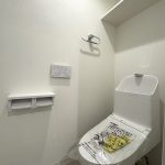 【トイレ】 清潔感のあるトイレはウォシュレット一体型になっています。