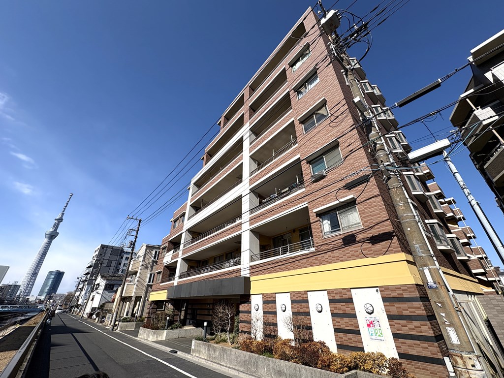 【外観】 東武亀戸線の東あずま駅と総武線中央線の亀戸駅が利用できる立地。お部屋からスカイツリーが望めます。