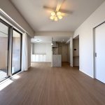 【リビング】 LDKは18.5帖の広さがあります。眺望も良好です。