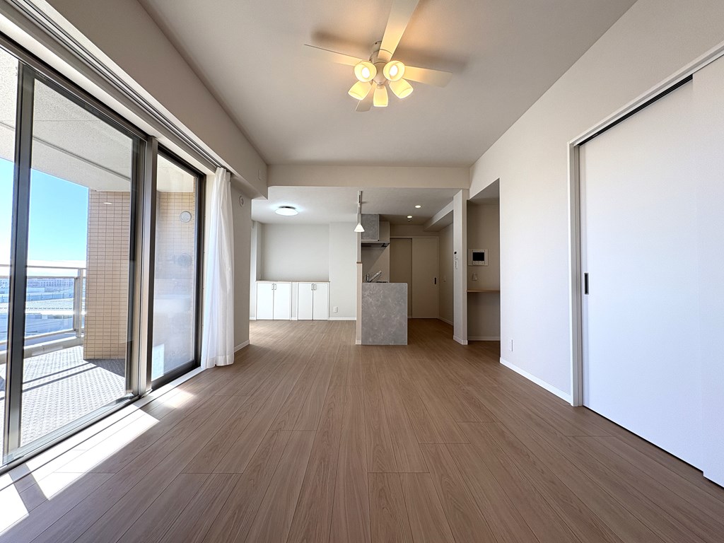 【リビング】 LDKは18.5帖の広さがあります。眺望も良好です。