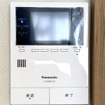 【TVモニター付きインターホン】 TVモニター付きインターフォンは、訪問者がわかるので、お子様のお留守番や女性にも安心です。