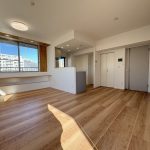 【リビング】 LDKは16.4帖の広さ。4階の角部屋になります。窓が2方向にあるので風通し良好。快適にお過ごしいただけます。