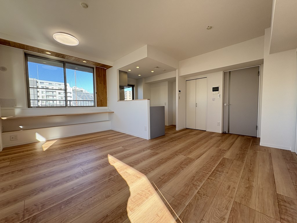 【リビング】 LDKは16.4帖の広さ。4階の角部屋になります。窓が2方向にあるので風通し良好。快適にお過ごしいただけます。