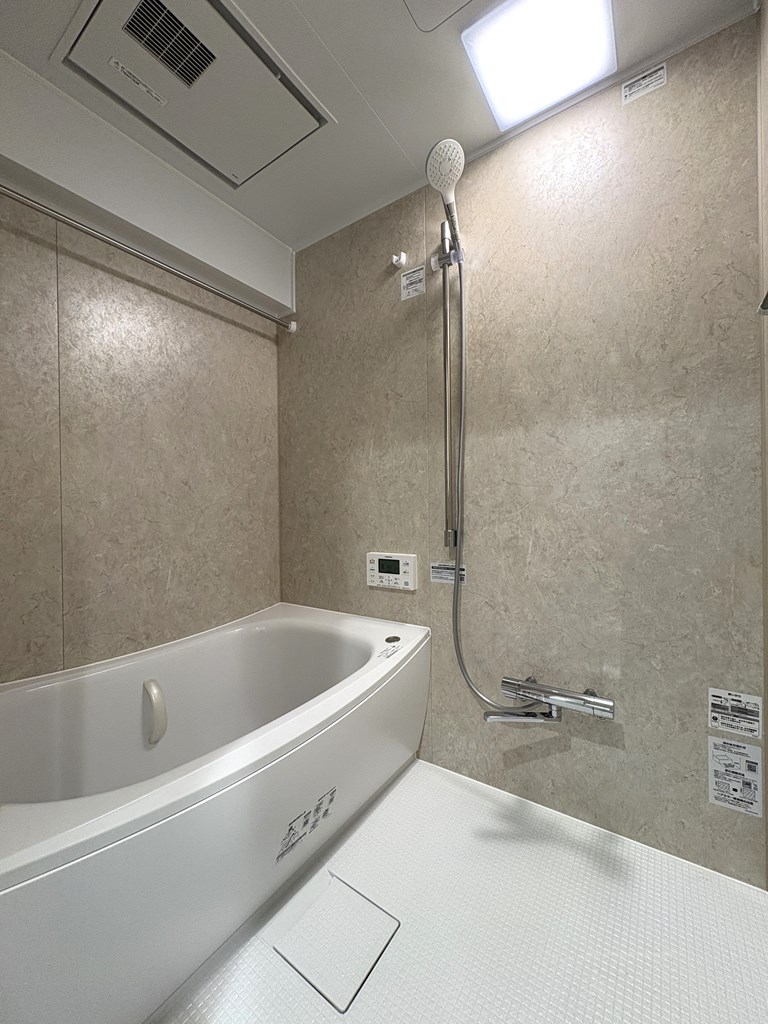 【浴室】 寛げる浴室は追い炊き機能、浴室換気乾燥機能付きで快適なバスタイムをお過ごしいただけます。