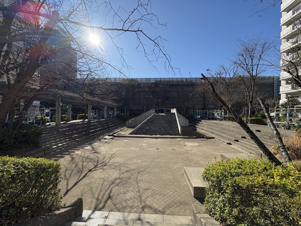 【敷地内公園】 憩いの場になっています。お子様にも安心して遊んでいただけます。