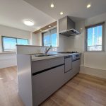 【キッチン】 角部屋なのでキッチンにも窓があります。熱や湿気がこもるのを防げます。対面式システムキッチン仕様。お料理の支度も後片付けもはかどります。