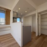 【パントリー】 キッチンには大型のパントリーがあります。扉付きで中身が見えないのでお部屋がスッキリとした印象になります。