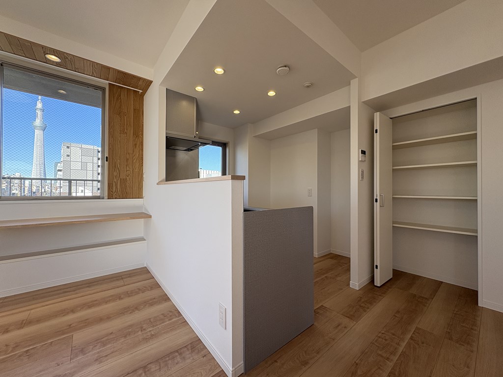 【パントリー】 キッチンには大型のパントリーがあります。扉付きで中身が見えないのでお部屋がスッキリとした印象になります。