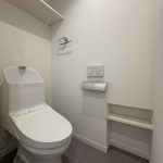 【トイレ】 清潔感のあるトイレはウォシュレット一体型になっています。