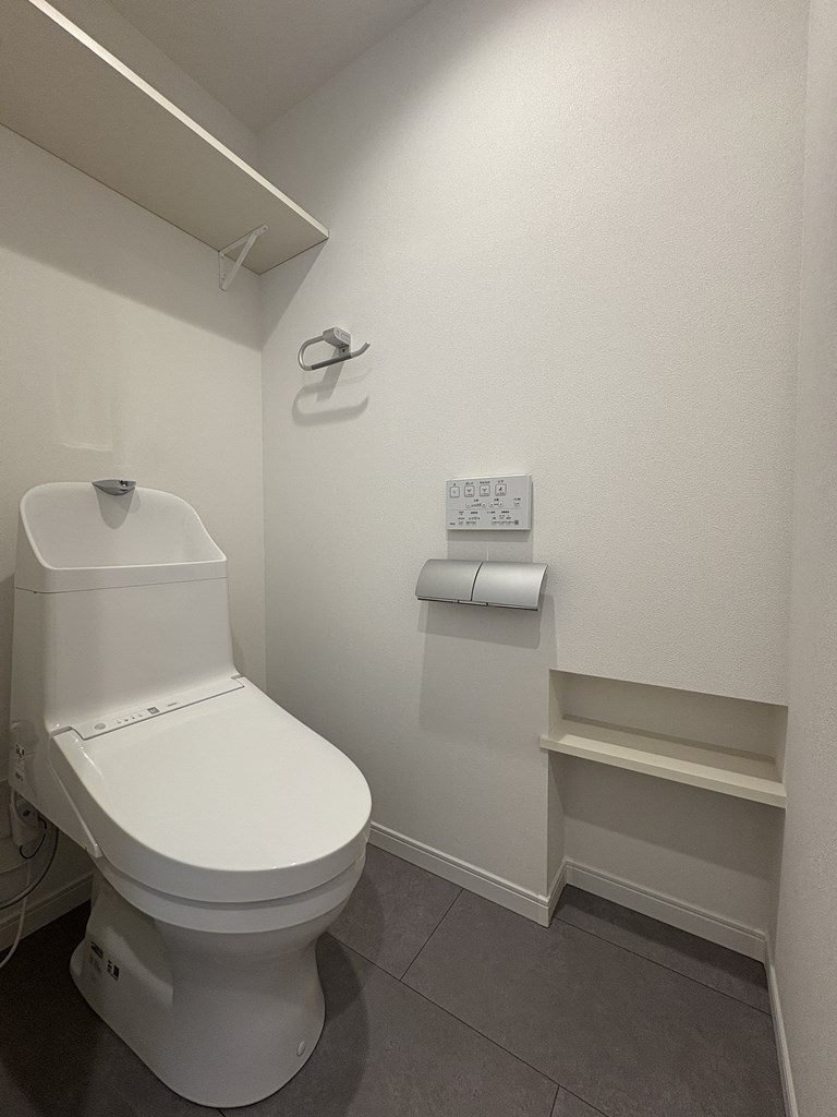 【トイレ】 清潔感のあるトイレはウォシュレット一体型になっています。