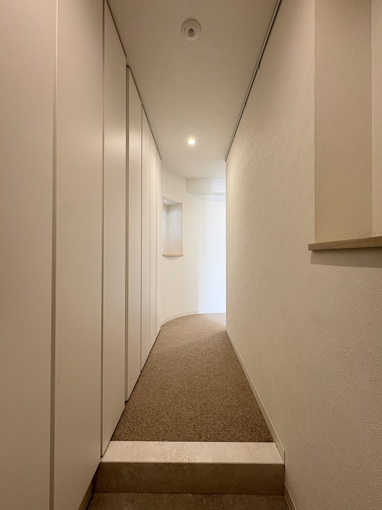 【アール型の廊下】 室内廊下はアール仕様。ニッチをプランニングしてギャラリーのような雰囲気を演出しています。