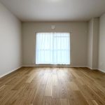 【リビング】 独立型のシステムキッチン仕様。ダイニングキッチンは6.4帖、リビングは8.6帖の広さがあります。