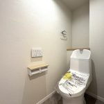 【トイレ】 清潔感のあるトイレはウォシュレット一体型になっています。