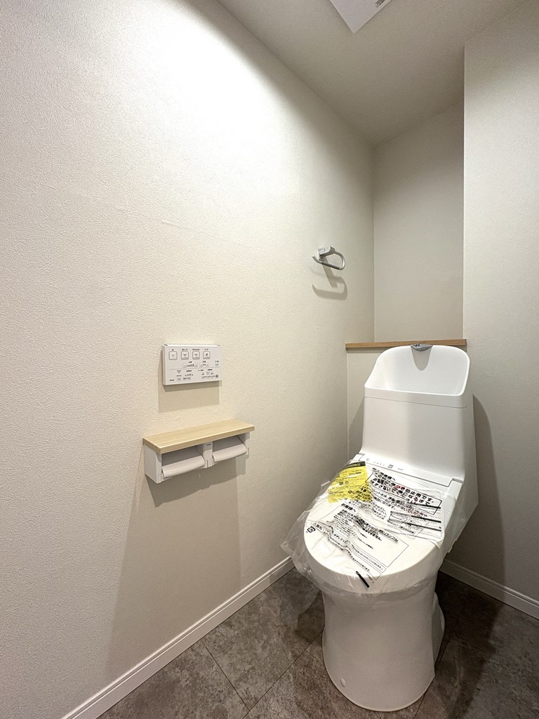 【トイレ】 清潔感のあるトイレはウォシュレット一体型になっています。