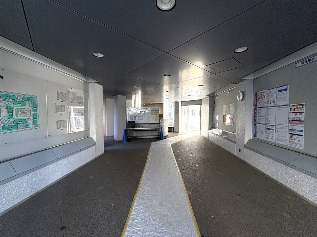 【エントランスホール】 広い空間が確保されたエントランスホールの様子です。