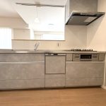 【キッチン】 対面式システムキッチン仕様。食洗機完備。お料理も後片付けもはかどります。