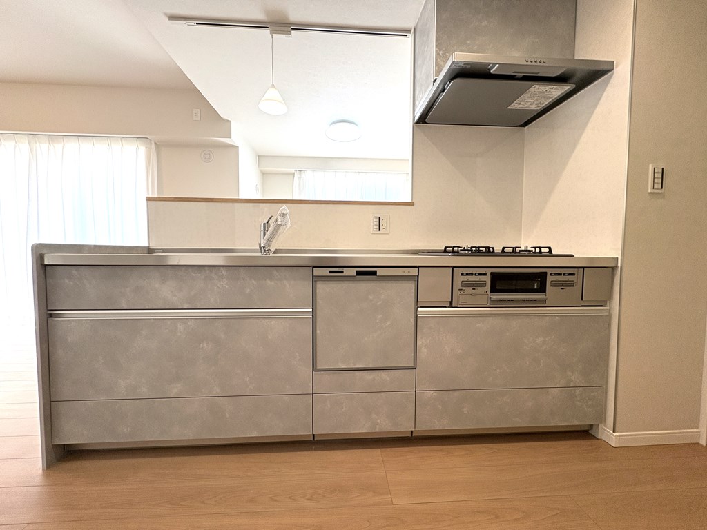 【キッチン】 対面式システムキッチン仕様。食洗機完備。お料理も後片付けもはかどります。