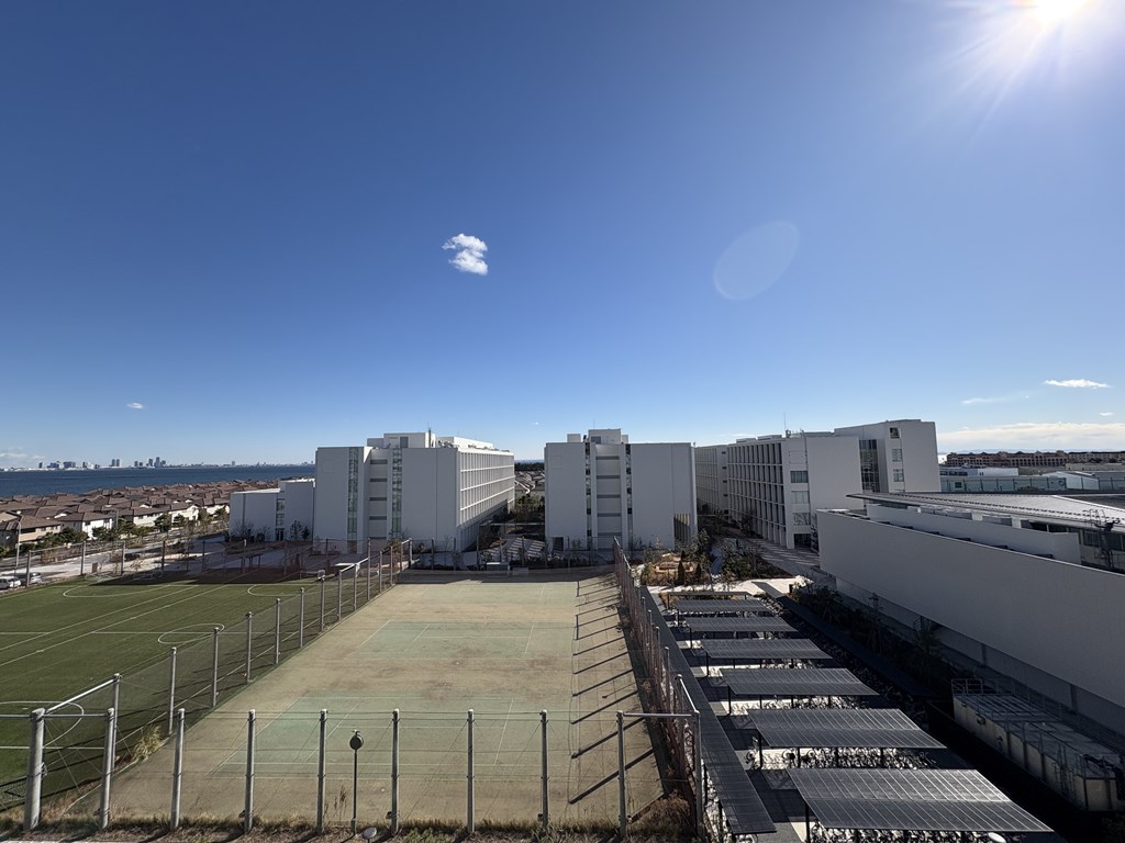 【眺望】 バルコニーからの眺望。目の前に大空が広がり、開放感があります。