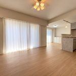 【現地】 アールフォーラム新浦安B棟は、2003年2月築、ペット飼育可能(細則有)マンション。14階建て7階のお部屋のご案内。玄関は門扉付のポーチ有り。天然石貼りの豪華なエントランス、オートロックシステム完備。