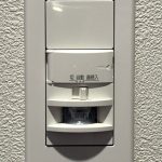 【人感センサー付き照明】 両手がふさがっていても自動で点灯する玄関は安心です。