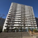 【外観】 広大な敷地内に建つ大規模マンション。植栽が美しく配置され管理も行き届いています。敷地内には公園もあり憩いの場になっています。