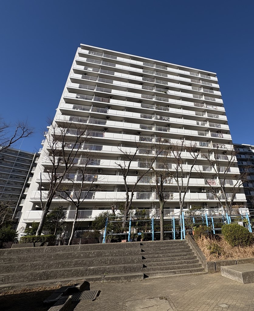 【外観】 広大な敷地内に建つ大規模マンション。植栽が美しく配置され管理も行き届いています。敷地内には公園もあり憩いの場になっています。