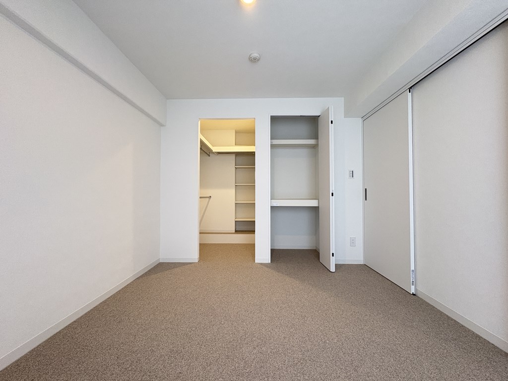 【洋室】 洋室は3部屋あります。全てのお部屋に収納完備。ウォークインクローゼットもあります。