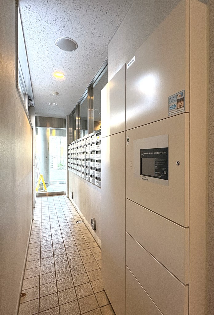 【宅配ボックス】 宅配ボックス完備。不在時にも荷物の受け取りができるので便利です。