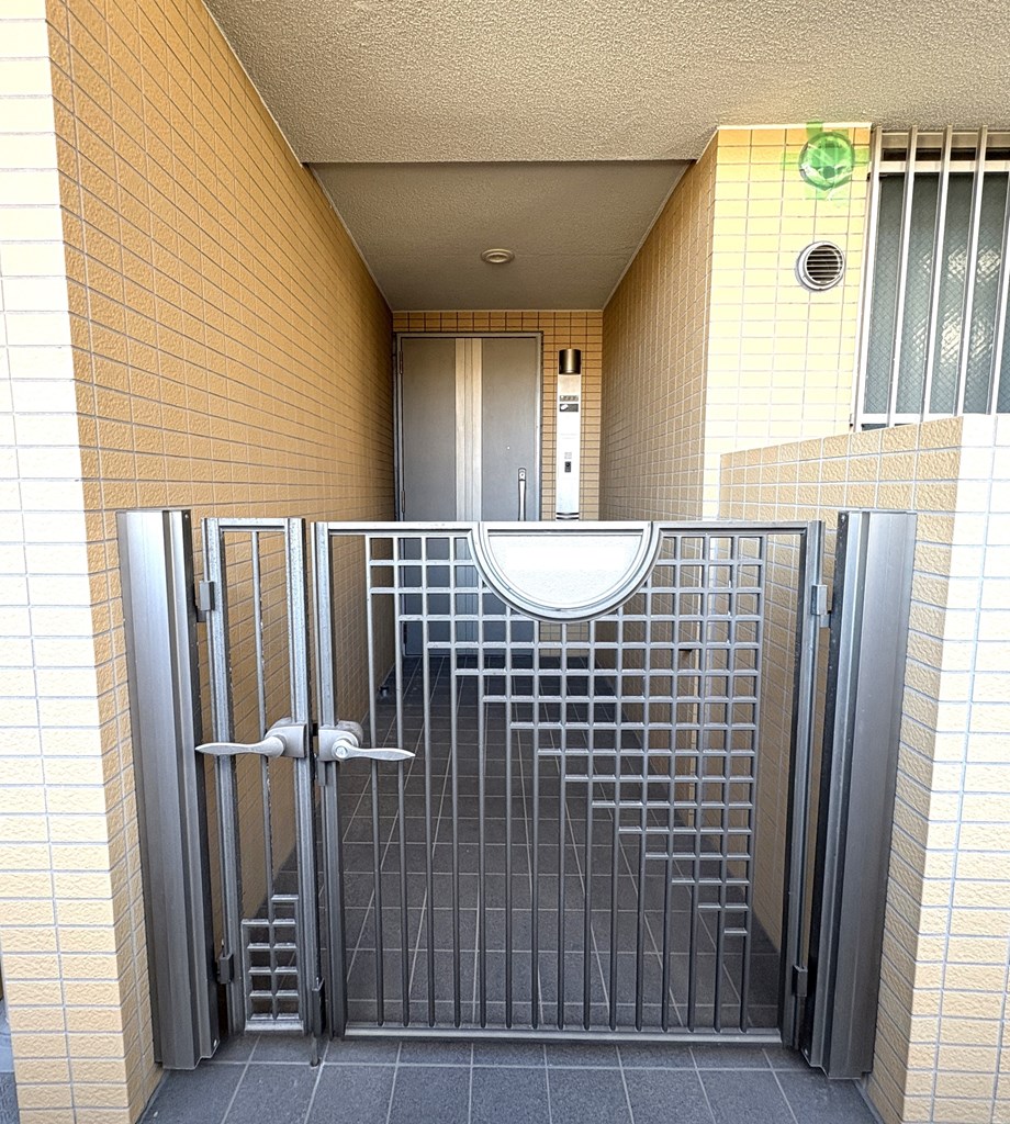 【専用ポーチ付き】 玄関前には戸建感覚の門扉付きスペースがあります。