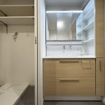 【洗面化粧台】 収納付の洗面化粧台。洗面室と脱衣室は引き戸で分離できる間取りです。脱衣室には室内洗濯機置場、造作のカウンターが設けられています。