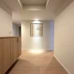 【玄関ホール】 杢パネルのアクセントクロスが特徴の玄関ホール。ギャラリーのような落ち着いた心地よさを演出しています。