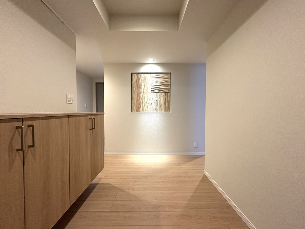 【玄関ホール】 杢パネルのアクセントクロスが特徴の玄関ホール。ギャラリーのような落ち着いた心地よさを演出しています。