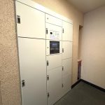 【宅配ボックス】 宅配ボックス完備。不在時にも荷物の受け取りができるので便利です。