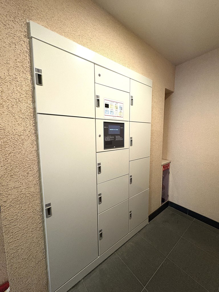 【宅配ボックス】 宅配ボックス完備。不在時にも荷物の受け取りができるので便利です。