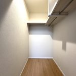 【ウォークインクローゼット】 大容量のウォークインクローゼットの様子です。